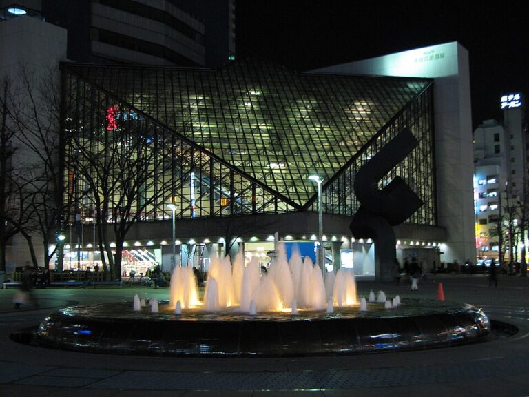池袋駅西口周辺・池袋西口公園と東京芸術劇場(2007年撮影)