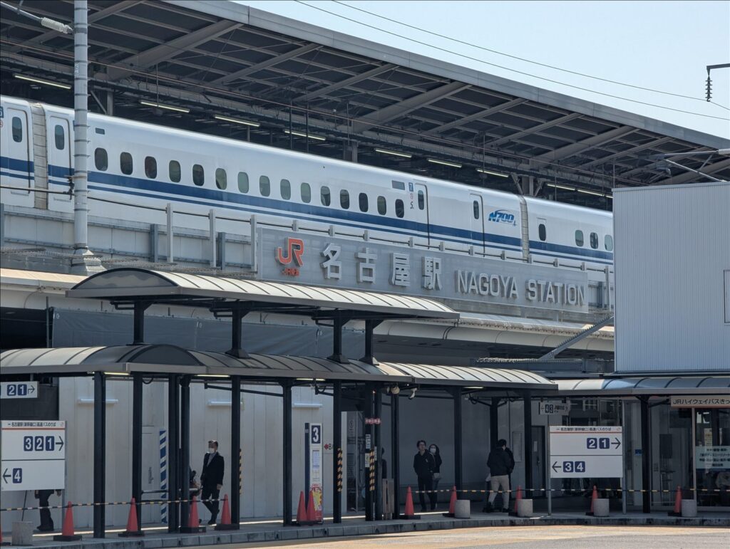 JR名古屋駅の駅名表示と新幹線