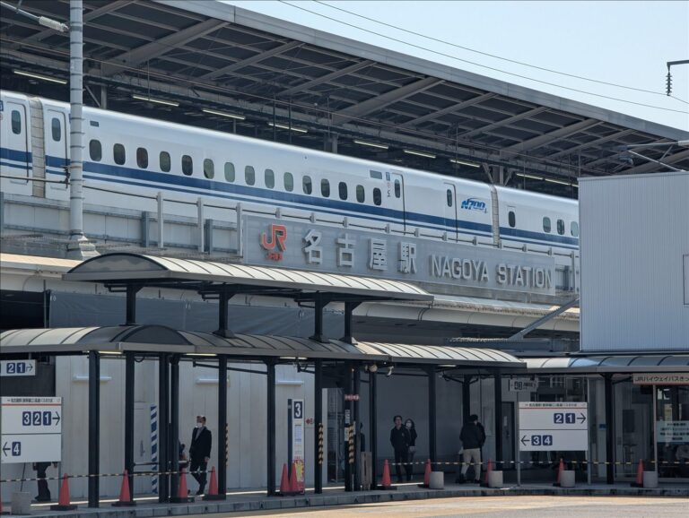JR名古屋駅の駅名表示と新幹線