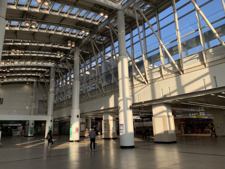 北千住駅構内のコンコースと案内表示(2022年撮影)