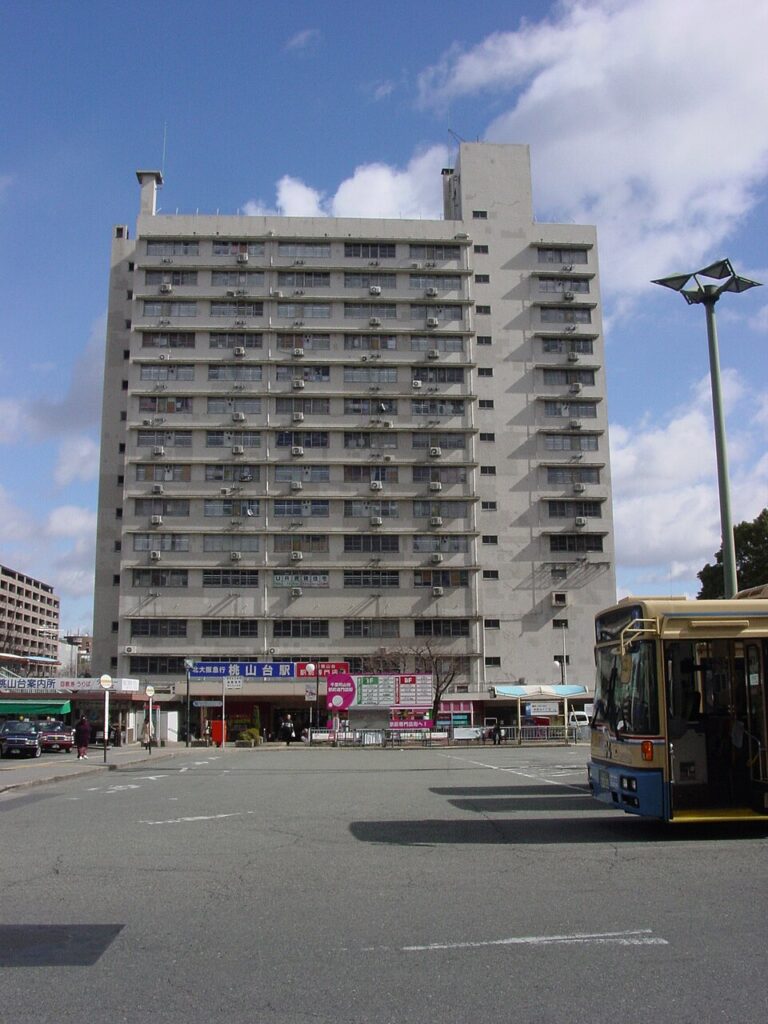 桃山台駅と駅前の街並み(2010年撮影)
