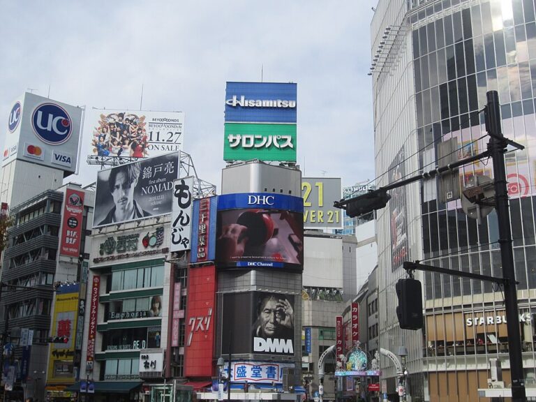 渋谷駅ハチ公口側・スクランブル交差点周辺の街並み
