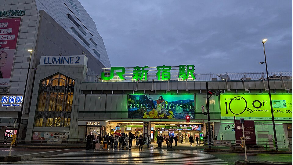 新宿駅南口と駅前の街並み（2024年撮影）