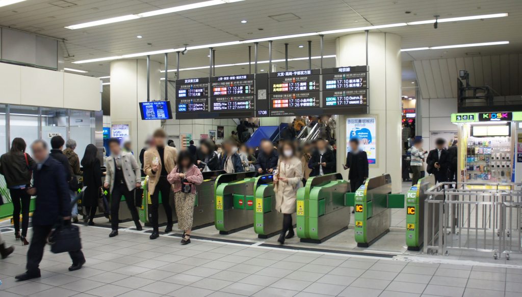 赤羽駅の北改札と発車案内表示