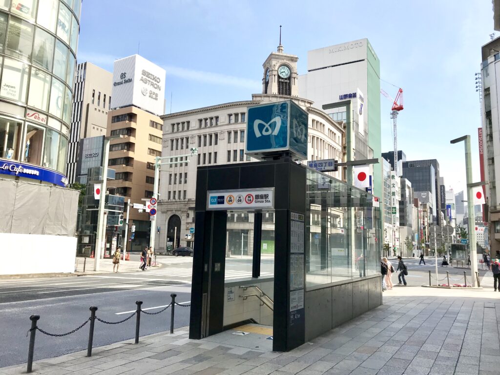 銀座駅A3出口の出入口標識と街並み