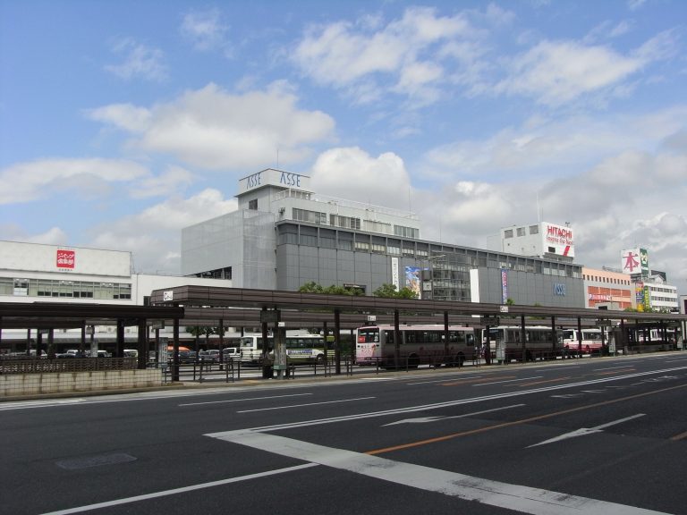 広島駅南口のバスターミナルと駅ビル