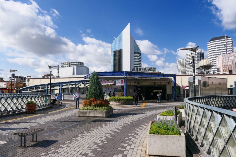 川口駅東口の駅前広場と駅舎
