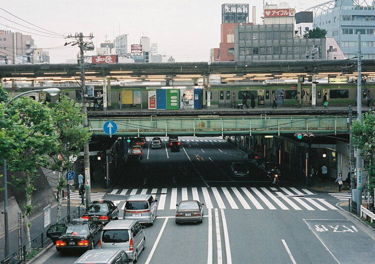西日暮里駅付近の高架駅と周辺の街並み