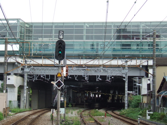 登戸駅の駅舎と駅前の線路