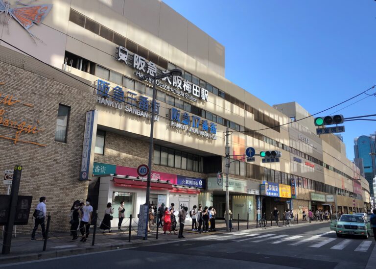 阪急大阪梅田駅の駅舎と駅構内