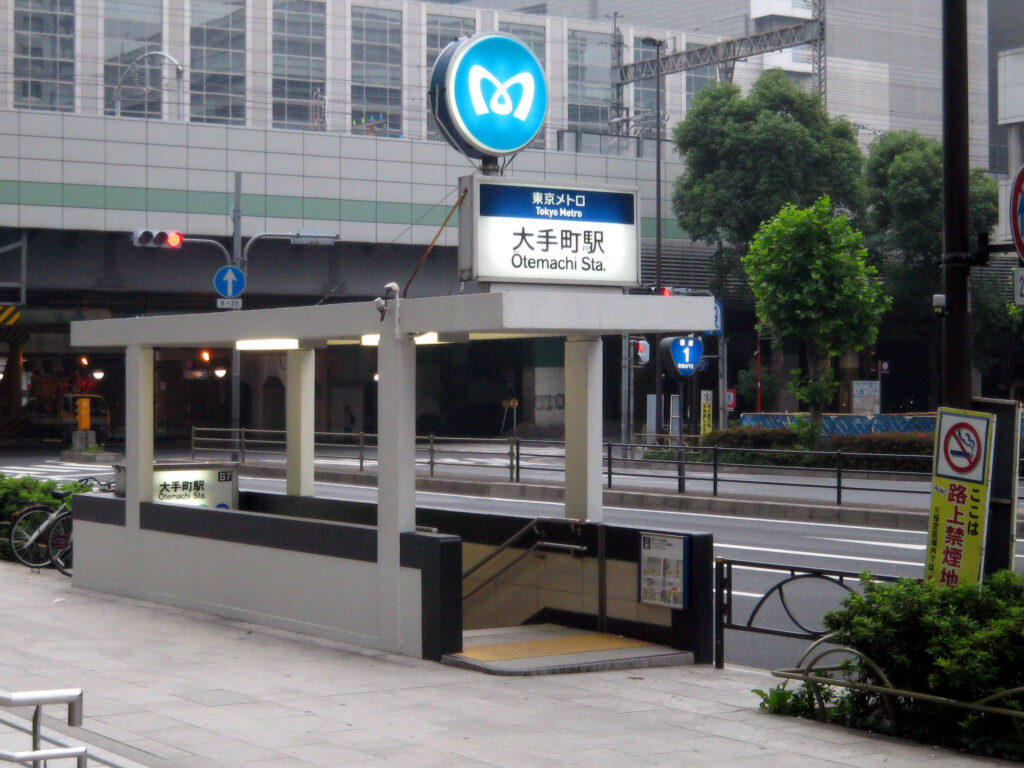 大手町駅の出入口と周辺街並み