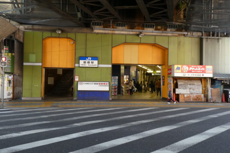 JR鶴橋駅中央口と駅前の街並み