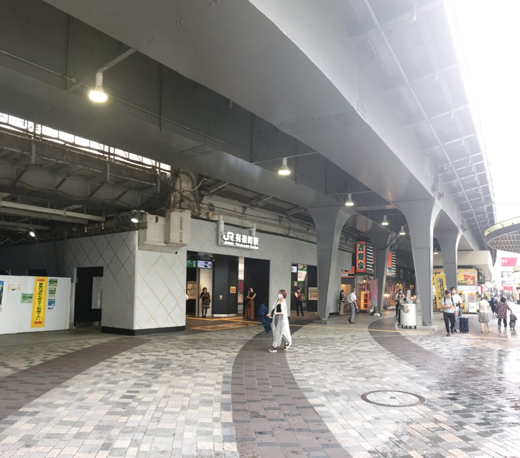 有楽町駅中央口の駅舎と駅前